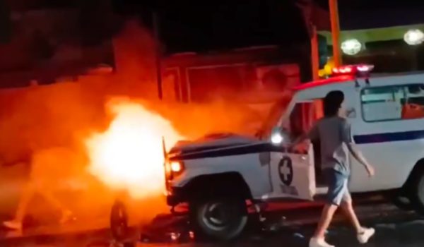 Motociclista y peatón fallecen en choque de moto con ambulancia