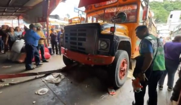 Policía responsabiliza a conductor de bus por accidente en el mercado Guanuca de Matagalpa