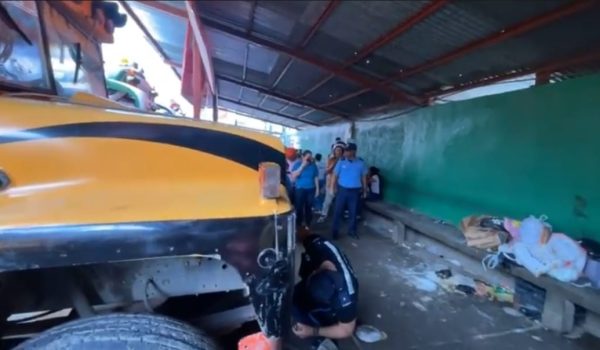 Al menos 16 lesionados por choque de bus contra caseta y bancas en el mercado Guanuca, en Matagalpa