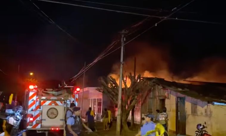 Los distitnos cuerpos de bomberos acudieron al lugar del incendio en el barrio San José Oriental, Distrito Cuatro de Managua. LA PRENSA/ Redes sociales/ Captura de vieo. 