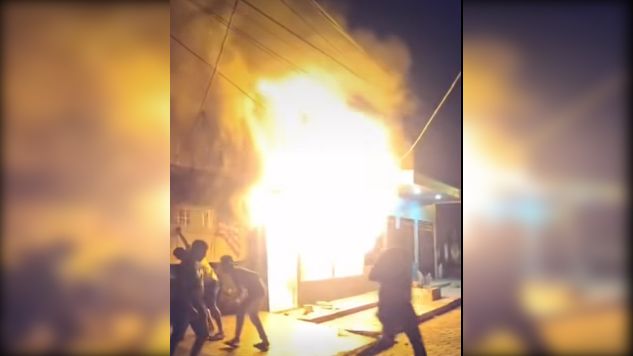 En esta imagen se capta uno de los momentos del incendio que dejó en escombros tres casas y un ablergue para perros callejeros, la noche del viernes en el barrio San Oriental en Managua.. LA PRENSA/Captura de video/ Redes sociales. .