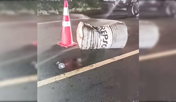 Motociclista muere por impacto de un barril que cayó de un camión en marcha