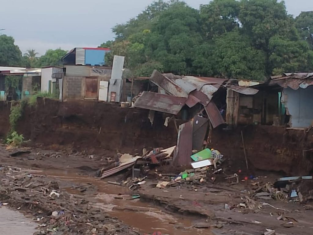 Varias casas ubicadas del puente Ell E´den hacía el norte están en riesgo de derrumbarse por la torrencial lluvias de la noche del domingo. LA PRENSA/ Redes sociales. 