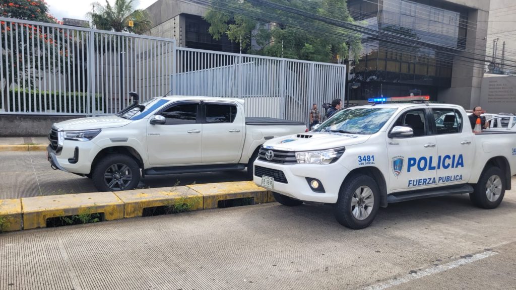 A kla par der la patrulla de la paptrila de la Fuerza Pública la camioneta donde viajaba "Sock#" LA PRENSA/ cr.hoy-com.