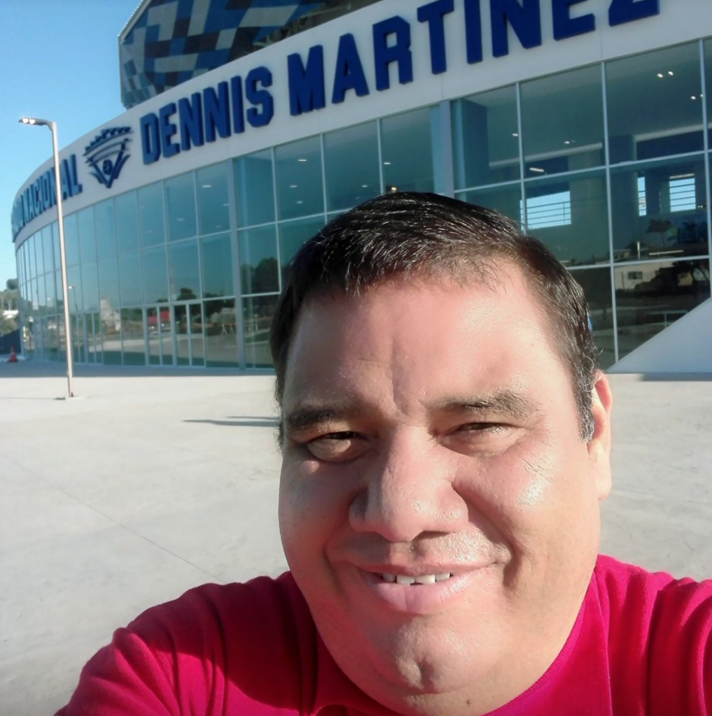 Yader Valle, una de las últimas veces que estuvo frente al estadio nacional de béisbol.