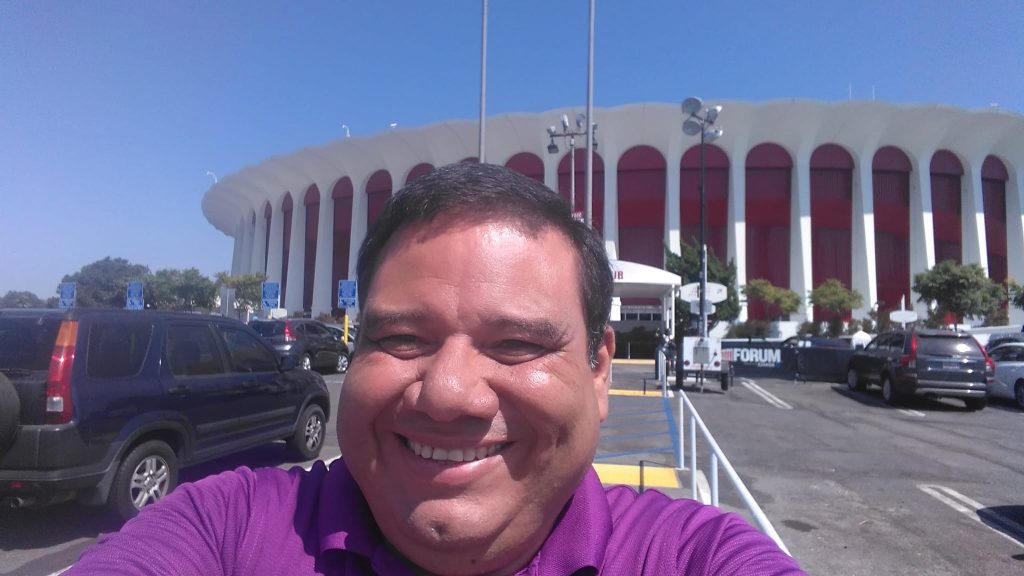 Pese a el exilio, Yader Valle no ha dejado de ejercer el periodismo deportivo en Estados Unidos.