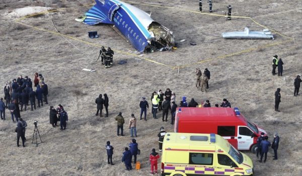 Hallan las cajas negras del avión azerbaiyano siniestrado en Kazajistán