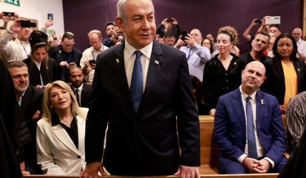 Netanyahu llega al tribunal de Tel Aviv para testificar en su caso por corrupción