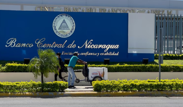 El artículo 85, dice textualmente que “El Banco Central podrá actuar como corresponsal y abrir cuentas de y en bancos extranjeros e instituciones financieras internacionales”.