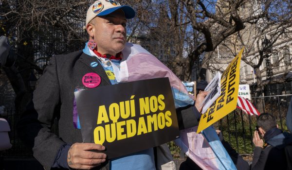 Inmigrantes repudian reunión del alcalde Nueva York y el zar de Trump para la frontera