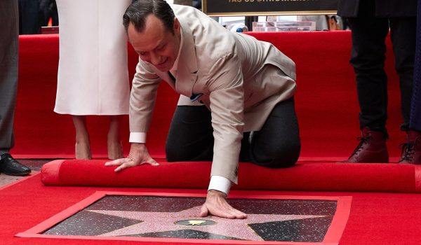 Jude Law recibe una estrella en Hollywood en honor a tres décadas de pasión al cine