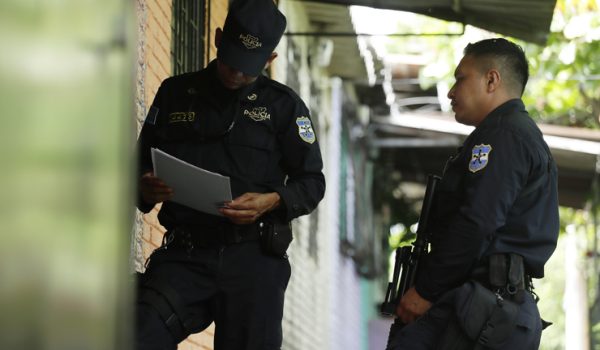 Gobierno salvadoreño busca a remanentes de maras antes de «relajar» régimen de excepción
