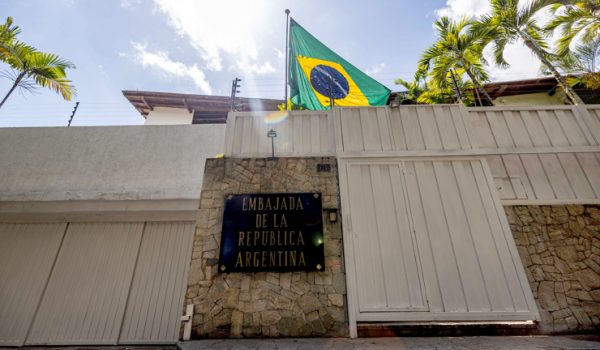 Machado alerta que policía amenaza con «eventual ingreso» a embajada argentina en Caracas