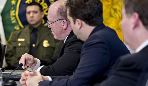El ‘zar de la frontera’ de Trump anuncia que restituirá la detención de familias migrantes