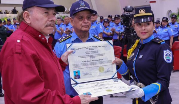 Ortega vitorea a paramilitares durante graduación de nuevos policías