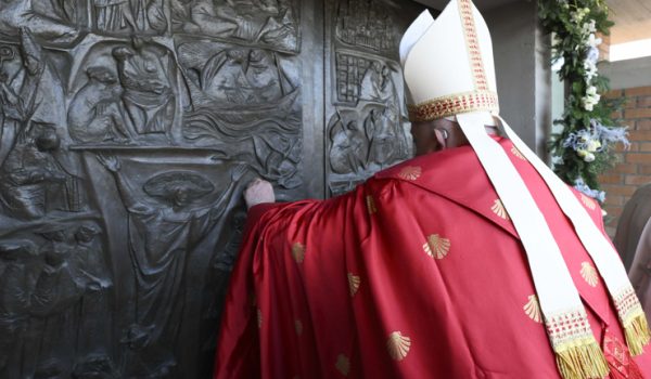 El papa abrió la Puerta Santa en una cárcel de Roma y pidió que no se pierda la esperanza