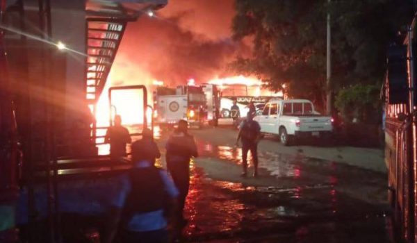 Choque de bus contra bomba de combustible desata incendio en gasolinera en Managua
