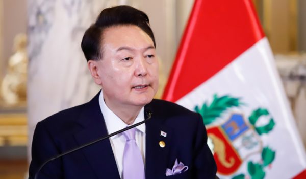 El Ministerio de Justicia prohíbe al presidente surcoreano abandonar el país mientras se le investiga