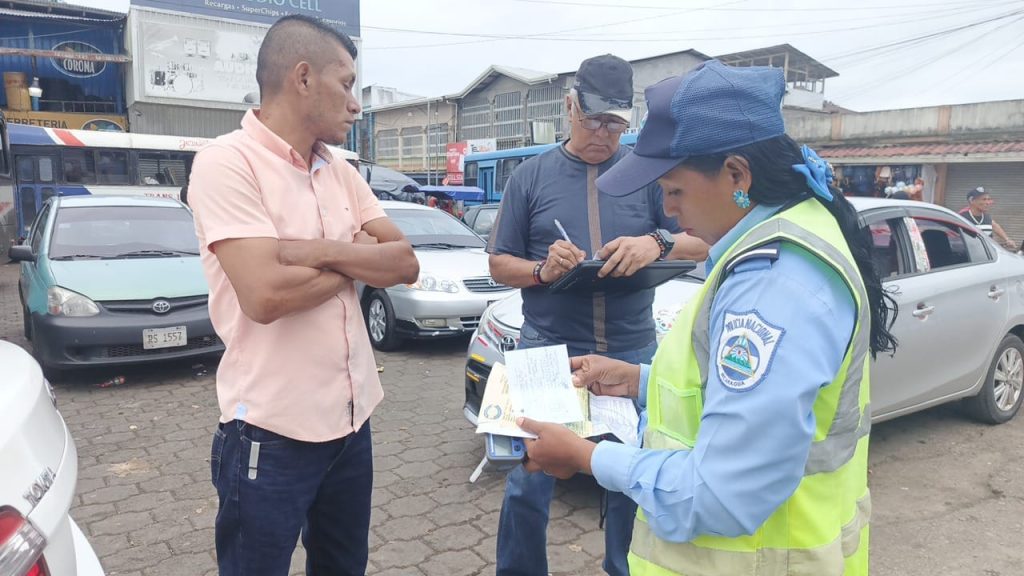 Agente de Tránsito Nacional revisando documentos de conductores. Foto: Tomada de Visión Policial.