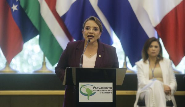 La presidenta hondureña anuncia «programa de emergencia» para apoyar a migrantes deportados