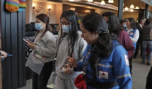 Aterriza en Bogotá el primero de los dos aviones colombianos que trae deportados de EE.UU.