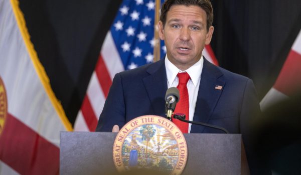 DeSantis pide poder extraordinario para transportar extranjeros fuera de EE.UU., dice diario