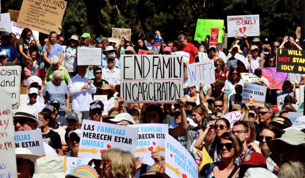 El reto de quitar la ciudadanía de EE.UU. a bebés de migrantes, incluidos aquellos con visa