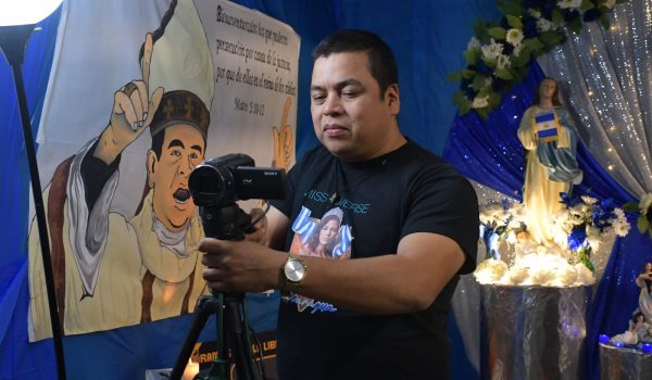 Denis Alanis nunca imaginó que en Nicaragua sería doblemente perseguido: por su fe y su profesión.