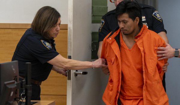 Guatemalteco acusado de quemar a una mujer en metro de Nueva York se declara no culpable