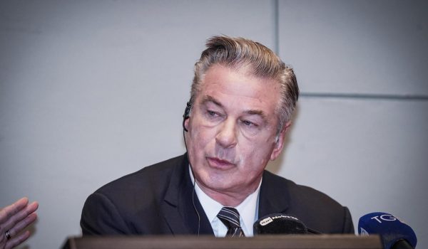 Alec Baldwin demanda a los fiscales del caso ‘Rust’ por acusaciones falsas
