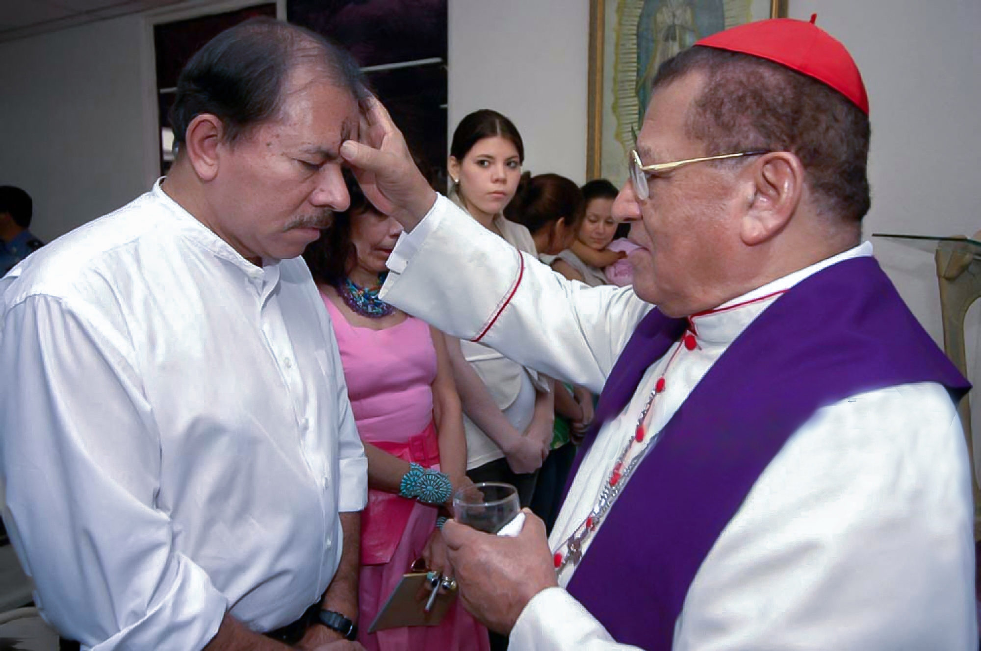 El cardenal Miguel Obando dibuja la cruz de ceniza en la frente del dictador Daniel Ortega durante la misa de “Miércoles de Ceniza” del 21 de febrero de 2007, en la Universidad Católica, en Managua. LA PRENSA/ ARCHIVO/ TOMADA DE EL 19 DIGITAL