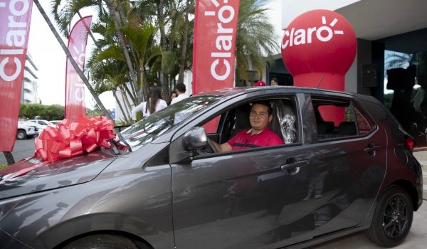 Claro Nicaragua entrega el vehículo de la dinámica “Claro te regala millones en premios” 