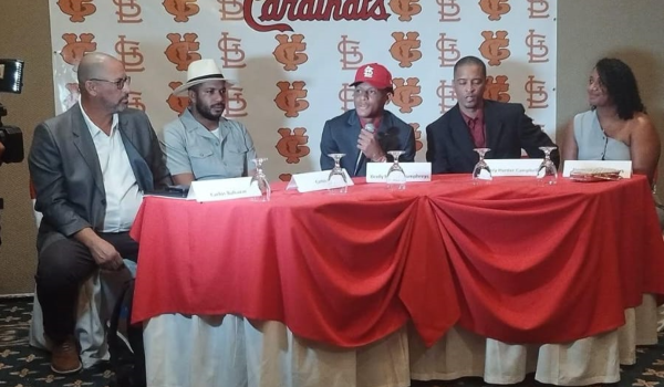 Altos mandos de los Cardenales de San Luis comparan a prospecto nica con David Green