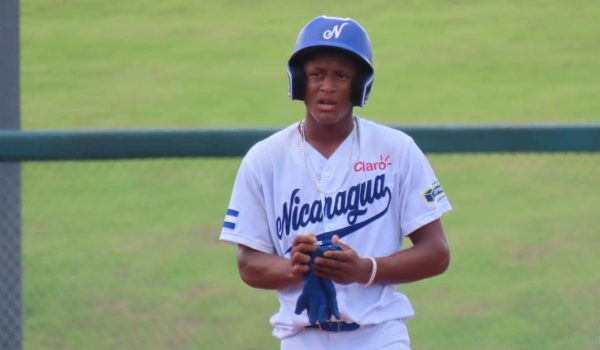 Llegó el momento de firmar: aquí un detalle de los nicas que saltan al beisbol profesional