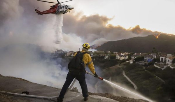 Al menos dos muertos en uno de los incendios que asola a Los Ángeles