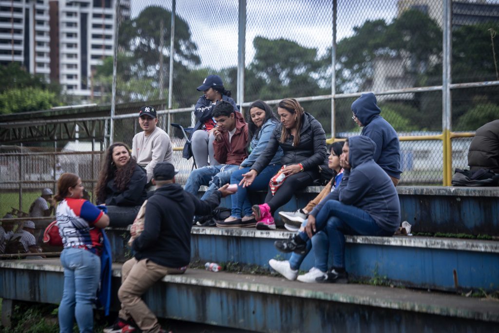 San José, Costa Rica. 8/01/2025. Nicaragüenses juegan beisbol la tarde de un sábado en el parque de La Sabana en la capital Josefina. Todos los fines de semana la comunidad nicaragüense que vive en este país, ya sean migrantes económicos o exiliados políticos vienen a recrearse en la liga pinolera de beisbol que se juega todos los fines de semana en este parque, manteniendo sus costumbres deportivas y gastronómicas como la venta de fritanga manteniendo su identidad y nicaraguanismo en tierras ajenas. Óscar Navarrete/ La Prensa