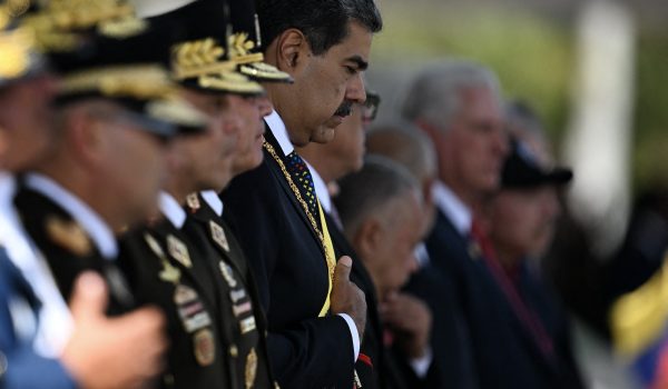 Maduro ordena preparar y aceitar «los fusiles» ante «amenazas criminales» de Uribe y Duque