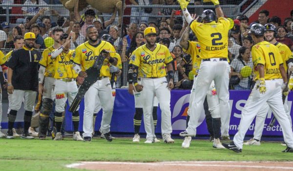 Los Leones completan una remontada histórica y vuelven a la cima del beisbol profesional