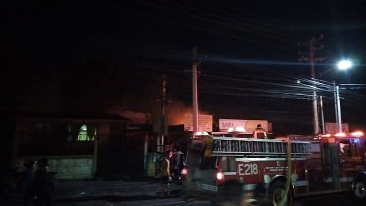 Los Bomebros Unidos acudieron al lugar del incendio con varias unidadfes. LA PRENSA/ Rdes sociales.