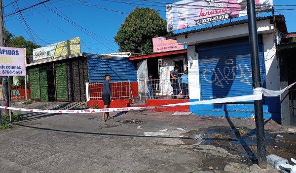 Incendio arrasa con cuatro negocios en Managua