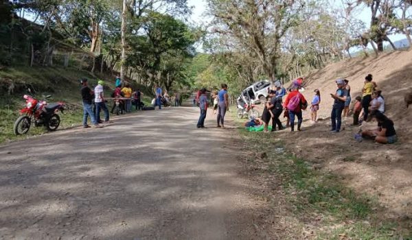 Una niña fallecida y 11 lesionados por vuelco de camioneta en San Ramón