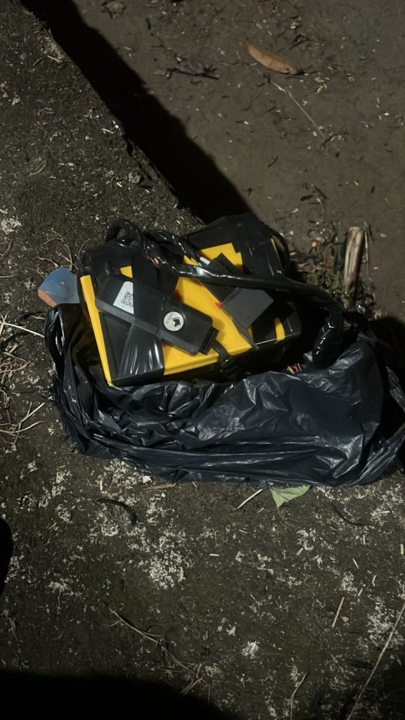 En esta bolsa plástica conectado a la batería de una moto. LA PRNSA/ Cortesía 
