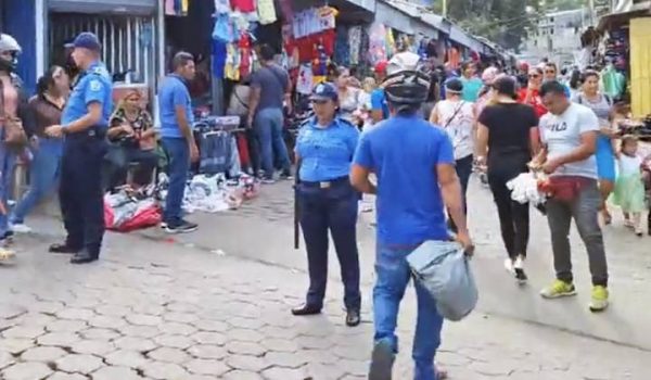 Detienen a sujeto por golpear y abusar de hombre cerca del mercado de Boaco