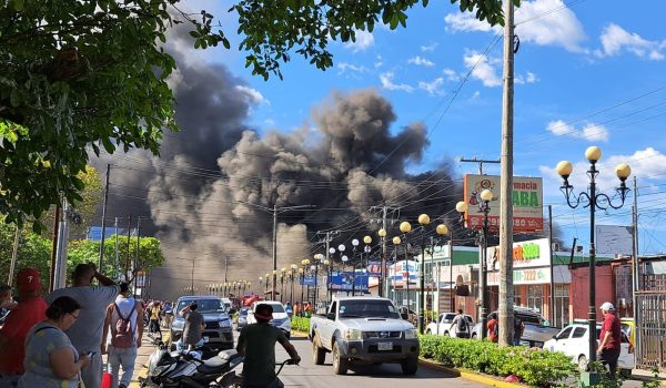 Incendio arrasa con ferretería en el centro de Chinandega