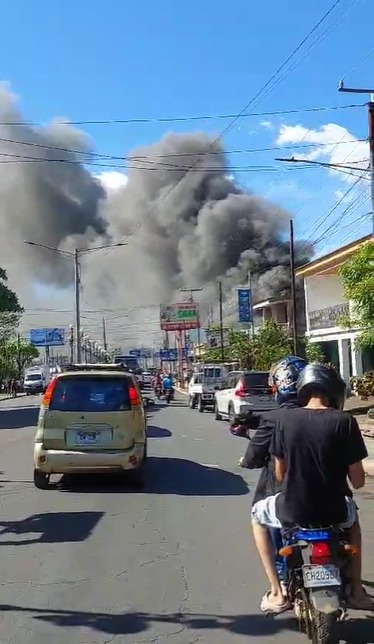 Una densa coluna de humo
