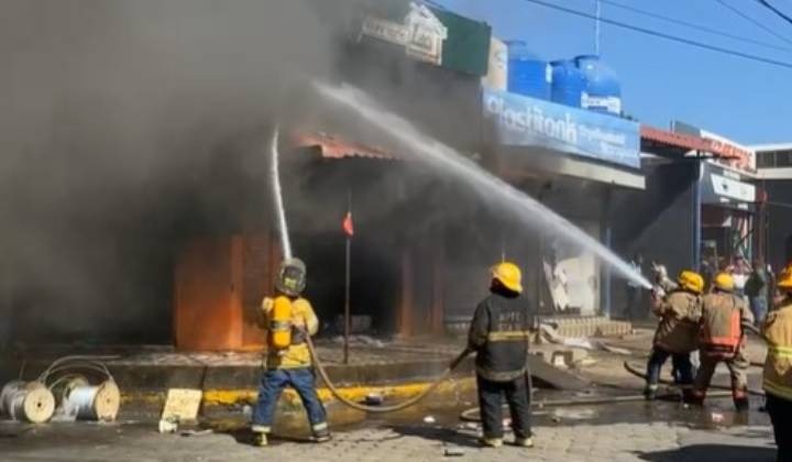 Los bomberos luchan por controlar el incendio de una ferretewria en Chinandnega. LA PRENSA/ Rdes sociales. 