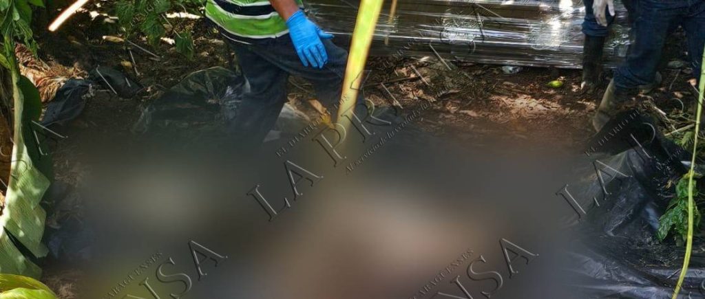 El cuerpo del adolescente asesinado junto con su padre.LA PRENSA.