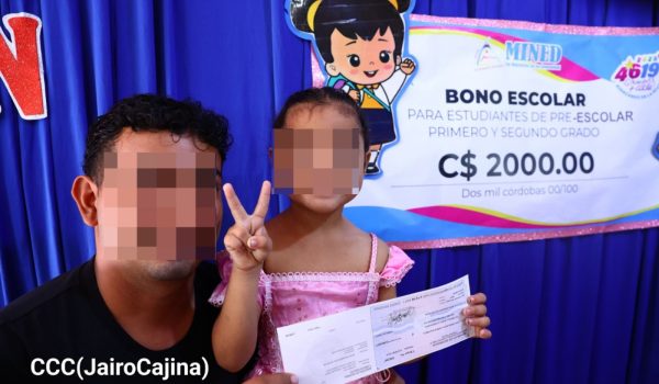 Entrega de bono escolar plagada de proselitismo político. Foto: Tomada de medios oficialistas.