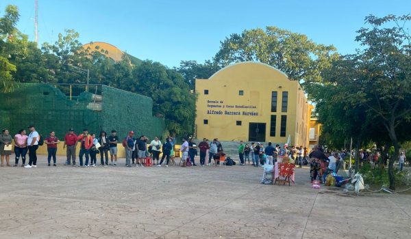 Denuncian «venta de lugares» en las largas filas para trámites en Cancillería