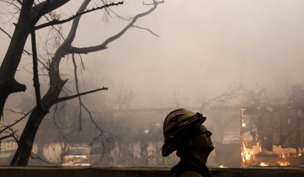 Diez muertos y más de 10,000 estructuras en cenizas por los incendios activos de Los Ángeles